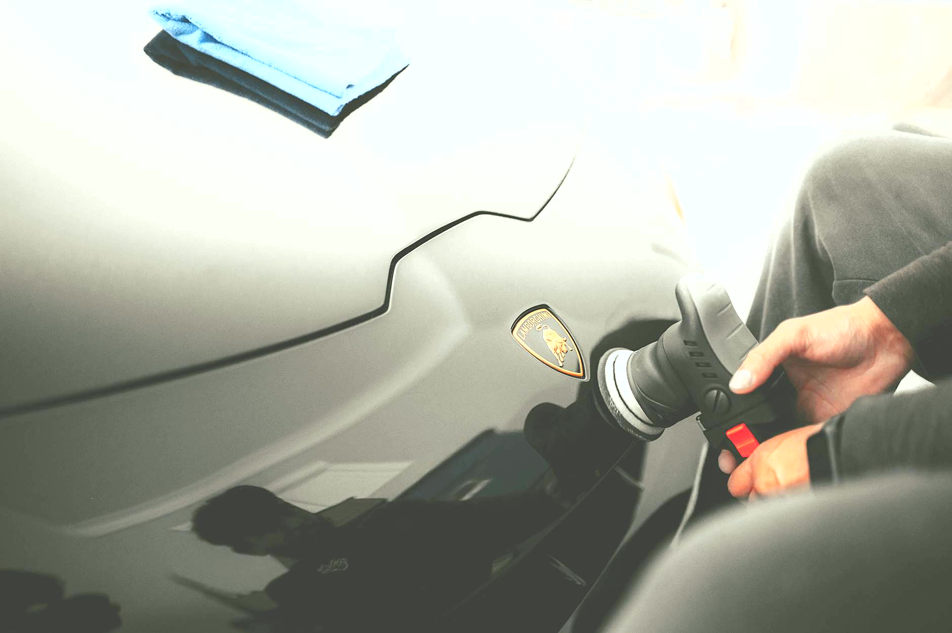 Zdjęcie pracy przy aucie w klimacie auto detailingu